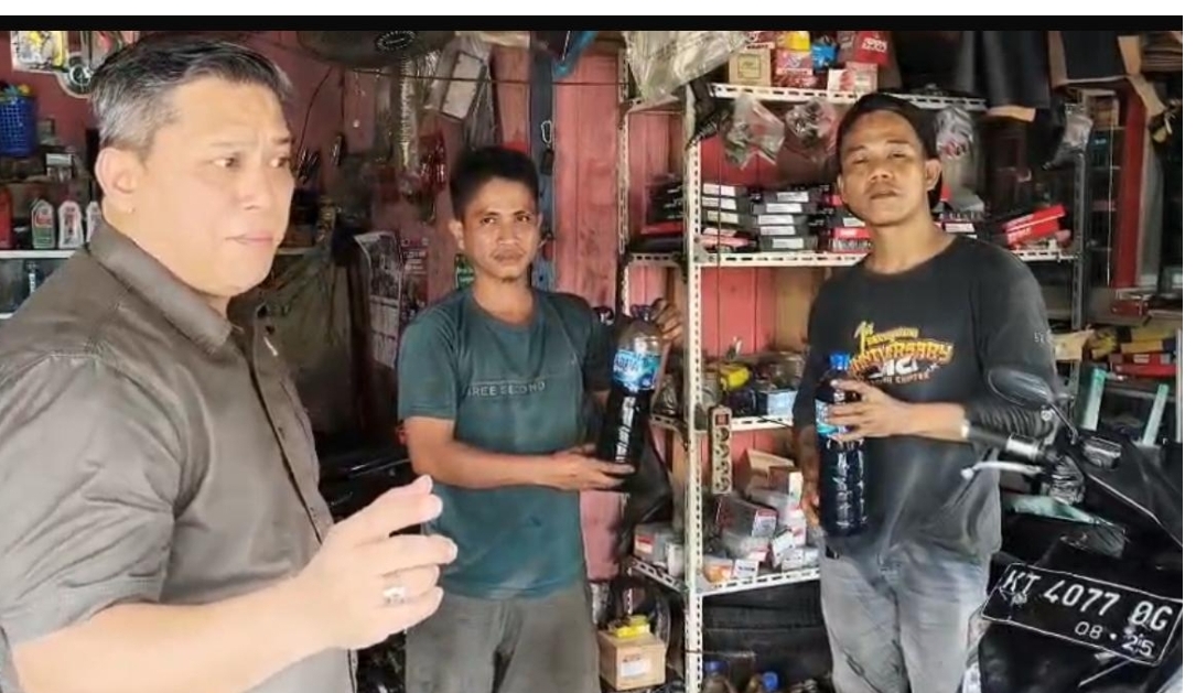 Yulianus Henock ketika mendatangi bengkel di Samarinda untuk mendapatkan informasi tentang BBM bermasalah. (FOTO: IST)
