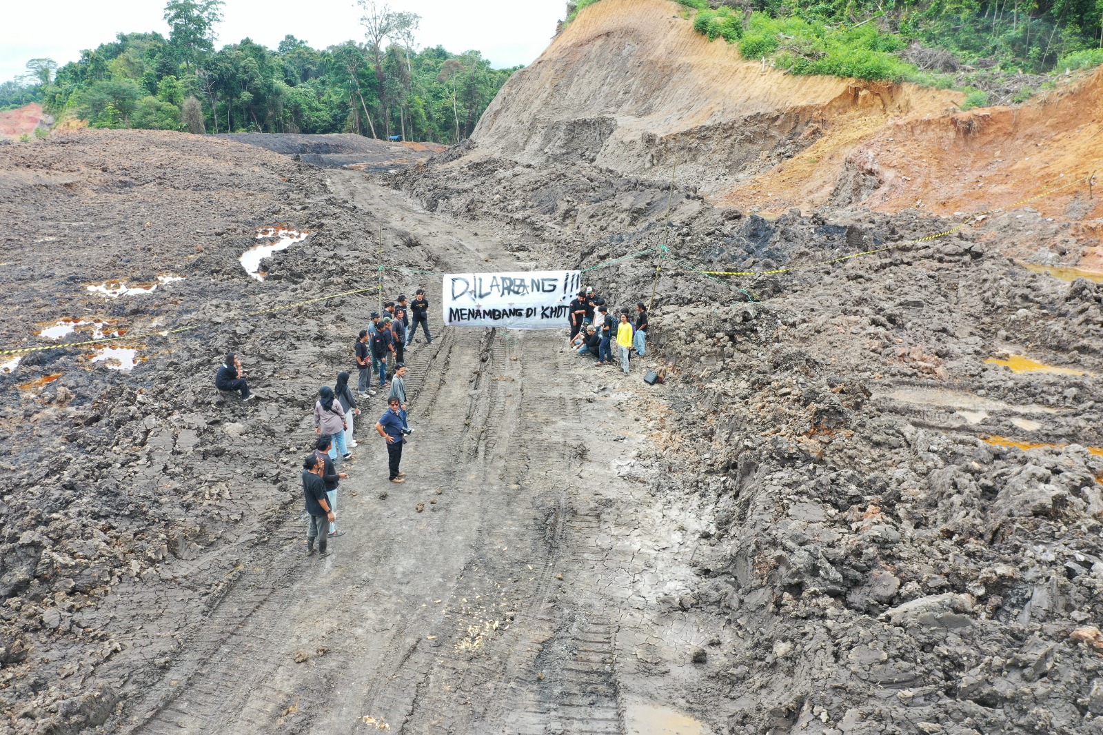 TAMBANG: Aktivitas keruk mengeruk