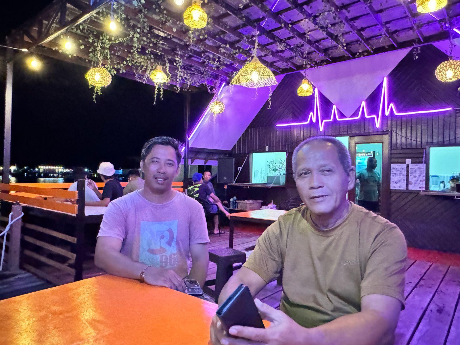 TERUS BERUPAYA: Ketua Asosiasi Penginapan Pulau Derawan, Syamsul (kiri) dan Sekretaris, Deden Indrawan menjelaskan berbagai upaya yang dilakukan agar wisata ke Pulau Derawan semakin terjangkau.