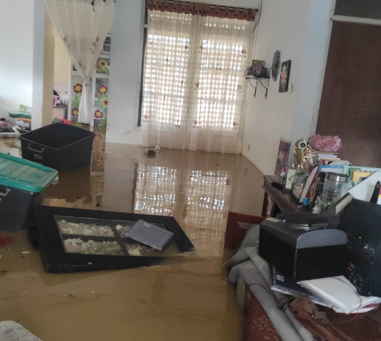 BENCANA: Salah satu rumah warga di RT 7 Kelurahan Api-Api, Bontang yang terendam banjir. (ADIEL KUNDHARA/KP)