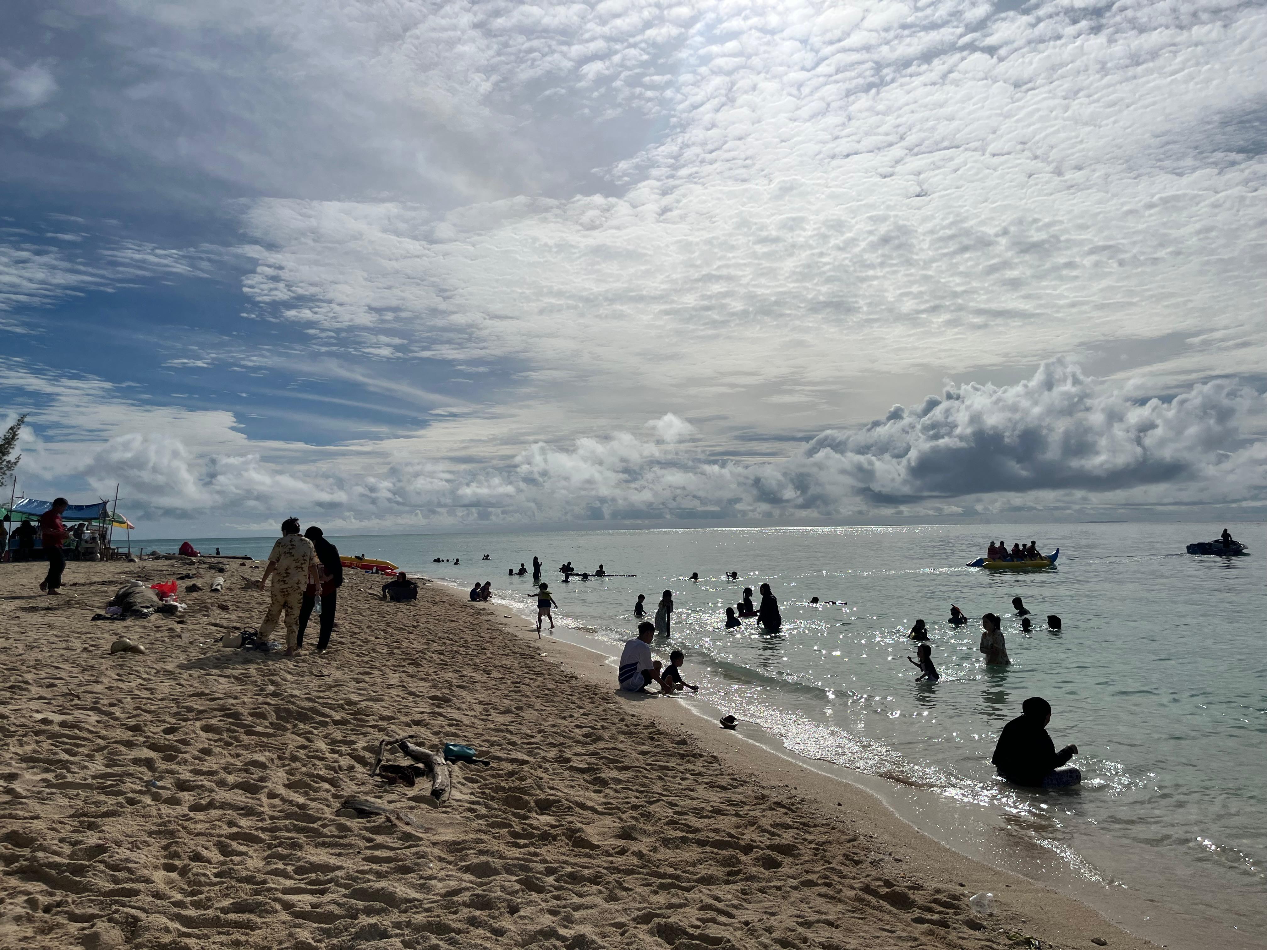 TETAP BERSIH: Menjaga kebersihan di pantai sudah menjadi tradisi dan rutinitas yang dilakukan masyarakat Pulau Derawan.