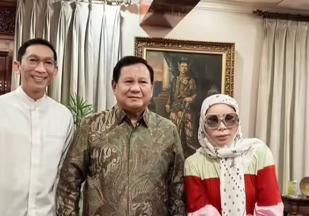 Melly Goeslaw bikin pangling netizen saat menghadiri open house Lebaran di kediaman Presiden Prabowo Subianto.