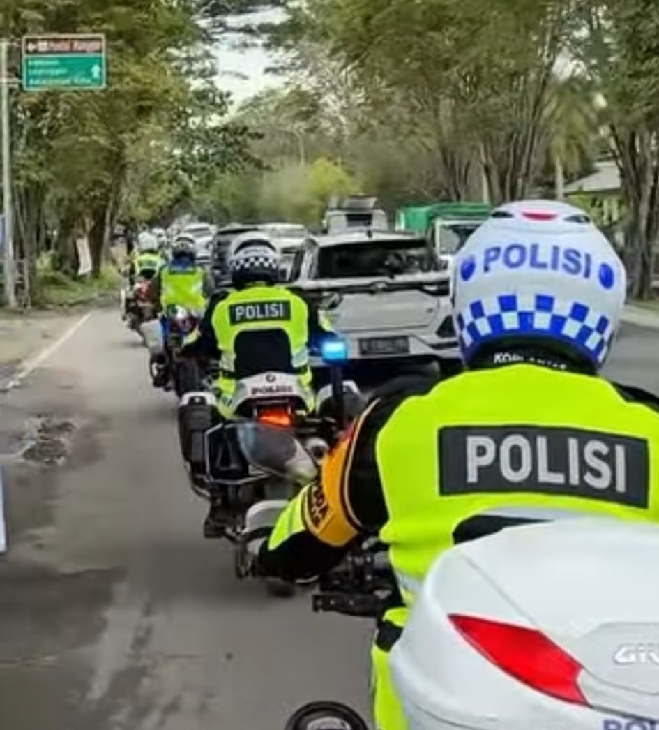 MONITOR ARUS LIBUR LEBARAN: Patroli menggunakan sepeda motor yang dipimpin Kombes Rifki di sejumlah wilayah.