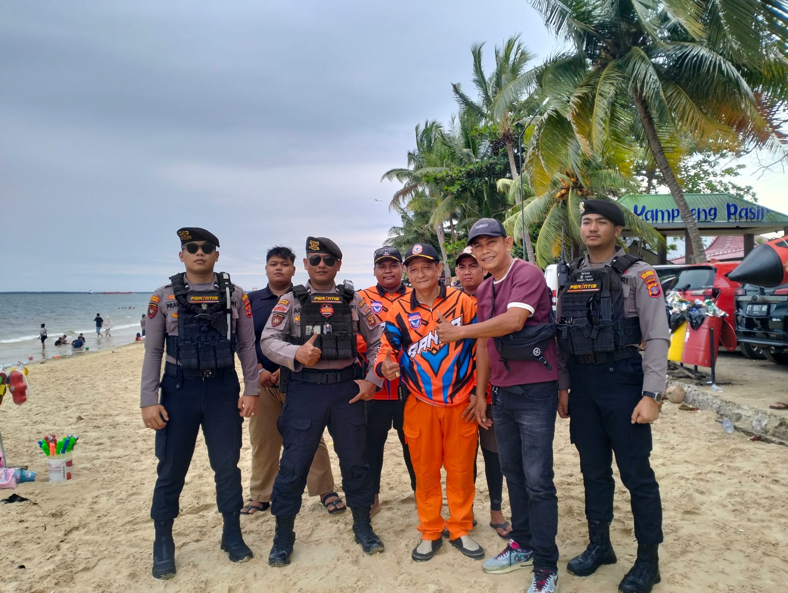 TERUS LAKUKAN PENCARIAN: Tim SAR Gabungan Balikpapan yang siaga di Pantai Kemala.