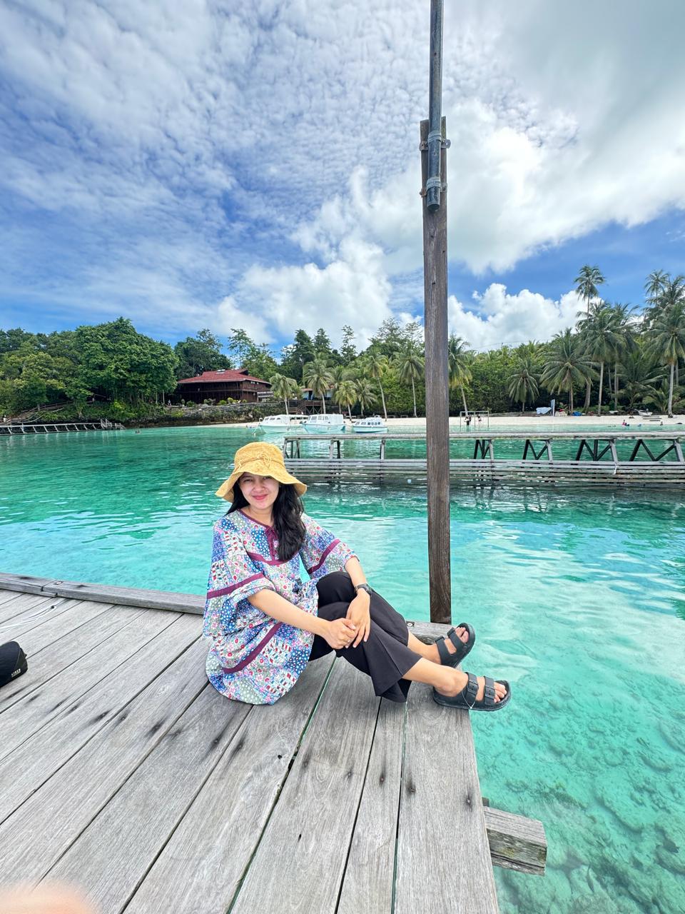 MANFAATKAN CUTI: Titis Putri Herliani, saat trip ke danau pulau Maratua memanfaatkan cuti di momen Idulfitri 2025.