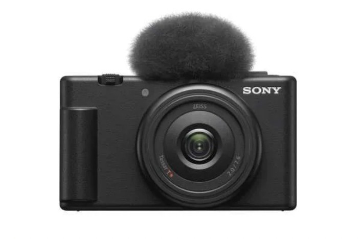 Sony ZV1 merupakan salah satu kamera Compaq 20 MP yang bisa digunakan oleh para vlogging karena sudah dilengkapi dengan mikrofon yang terarah hingga 3 kapsul.