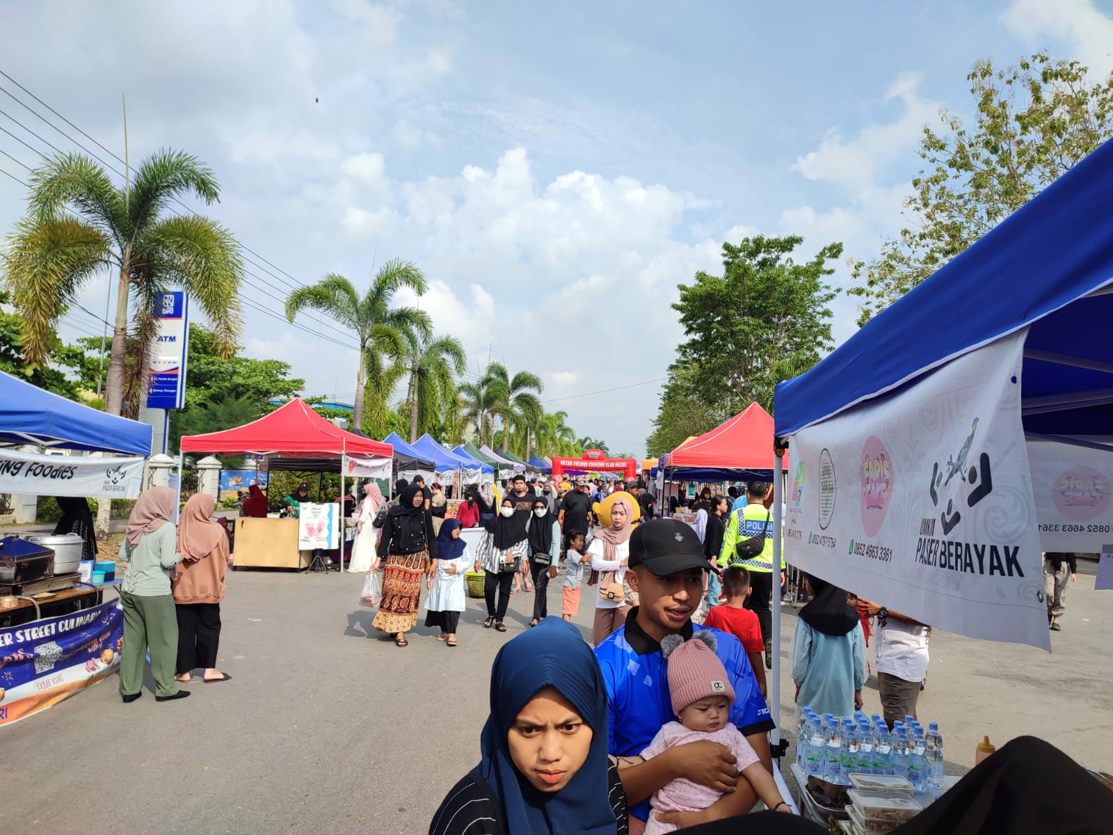 Unit Damkar Paser beberapa kali kesulitan keluar saat ada kejadian kebakaran pas momen Car Free Day akibat parkiran kendaraan. (FOTO: NAJIB/KP)