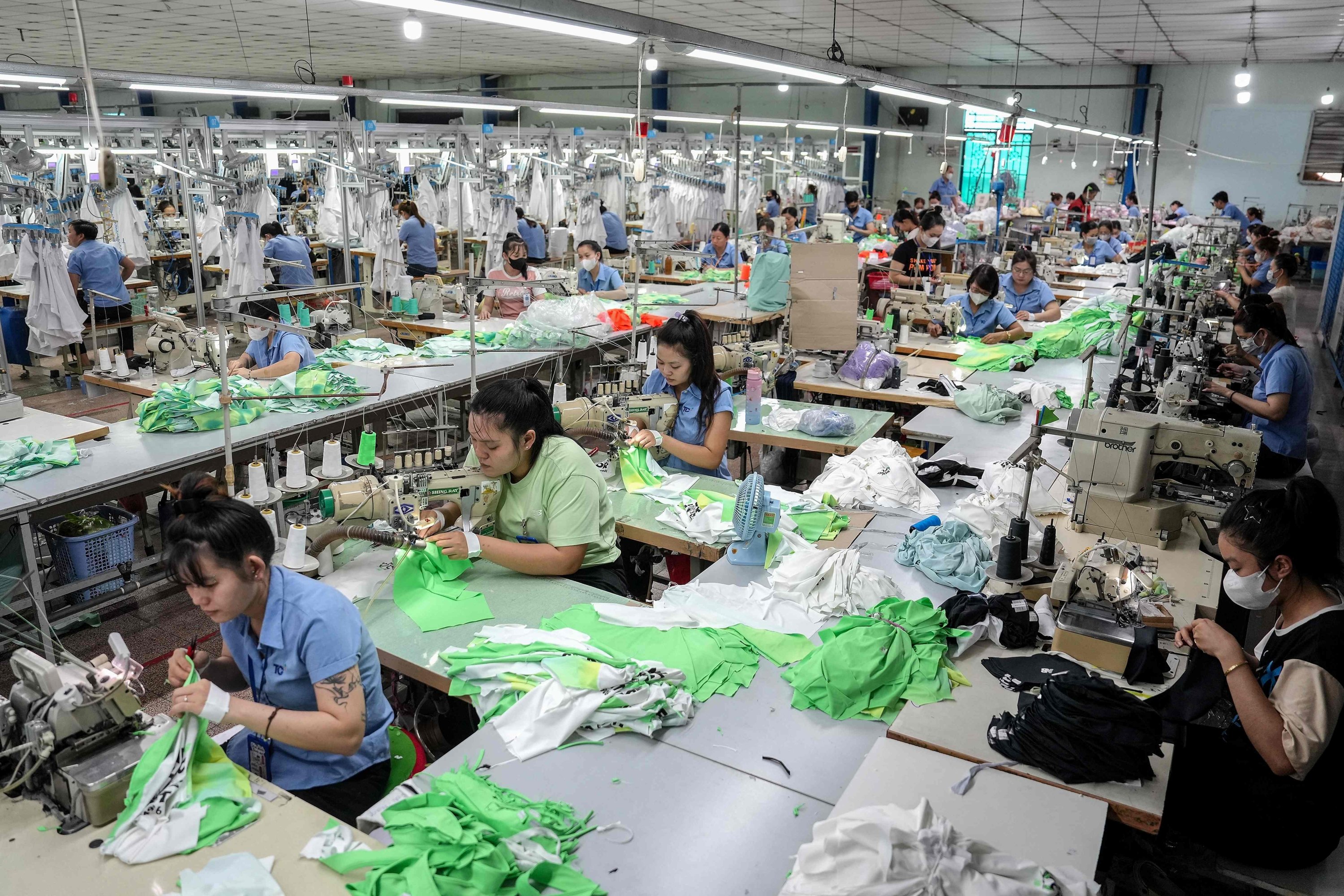 Pabrik garmen di Ho Chi Minh City, Vietnam. Banyak investor memilih Vietnam ketimbang Indonesia karena perizinan mudah dan tidak banyak gangguan.