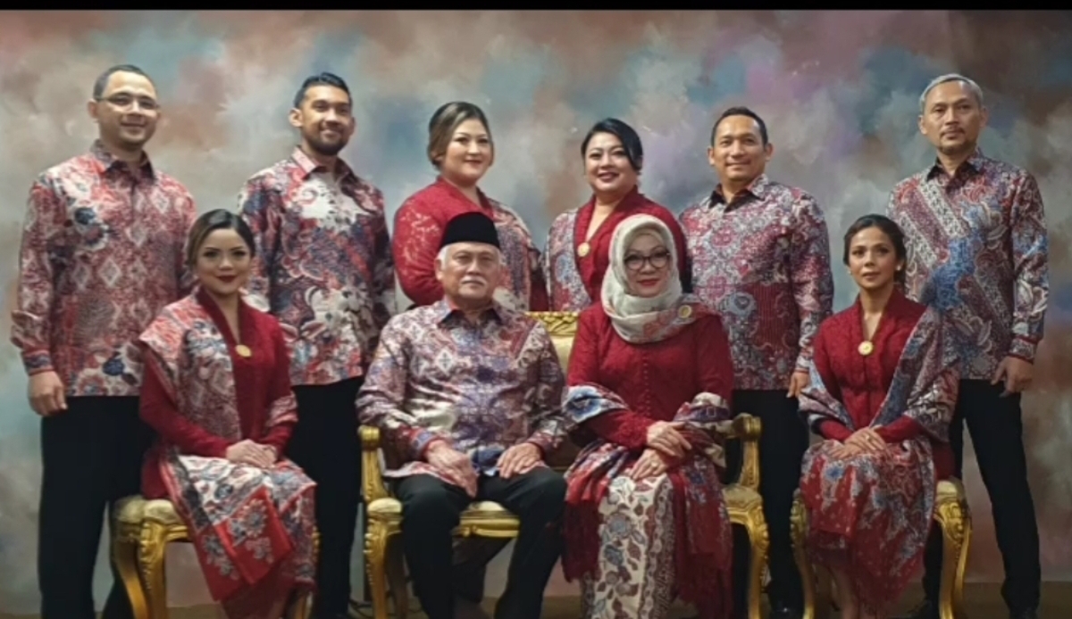 Mbak Tutut bersama suami, anak-anak menantu. (FOTO: IST)
