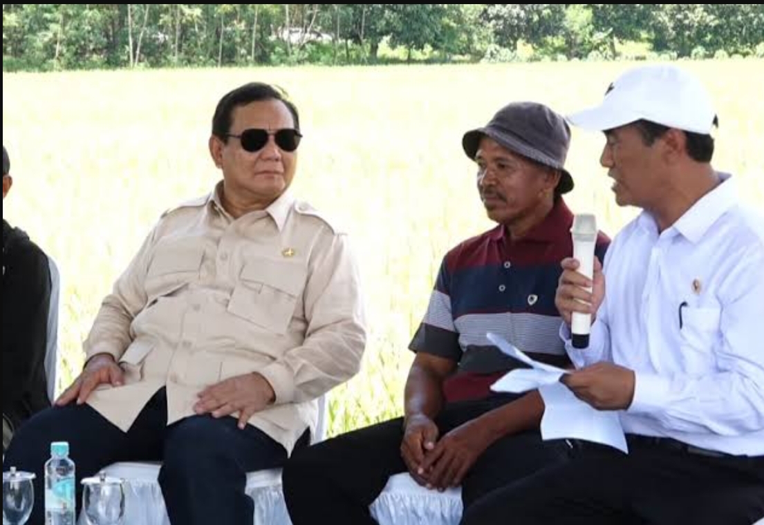 Presiden Prabowo dan Amran Sulaiman berdialog dengan petani ketika menghadiri panen raya 14 provinsi yang dipusatkan di Majalengka Jawa Barat pada senin 7 April 2025. (FOTO: IST)