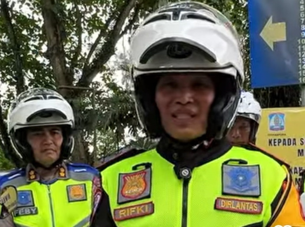 Patroli naik motor dilakukan Direktur Lalu Lintas Polda Kaltim Kombes Rifki di ruas jalan IKN dan lokasi wisata.