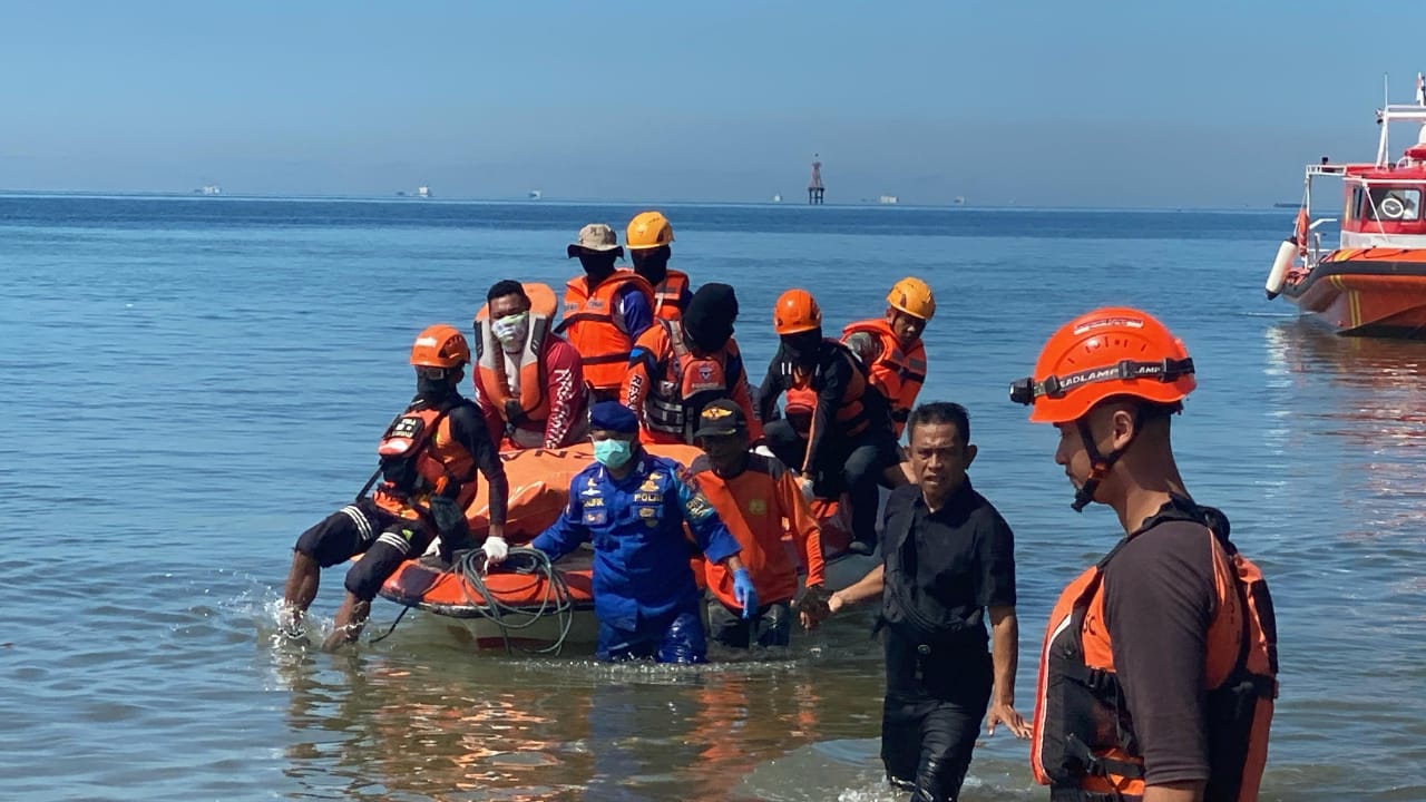 PERISTIWA: Jenazah JH langsung dievakuasi setelah ditemukan&nbsp; oleh warga Tanjung Jumlai, PPU.