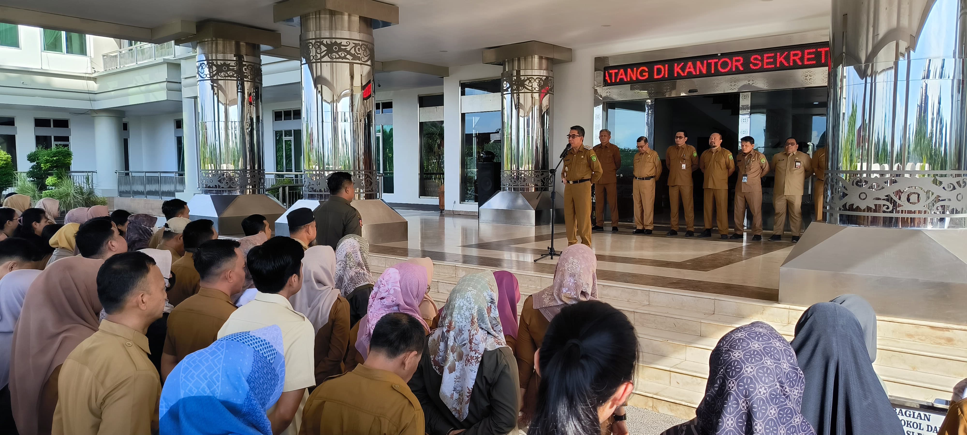 KERJA: Bupati Kutai Timur Ardiansyah Sulaiman memimpin apel hari pertama kerja usai cuti bersama Idulfitri 1446.