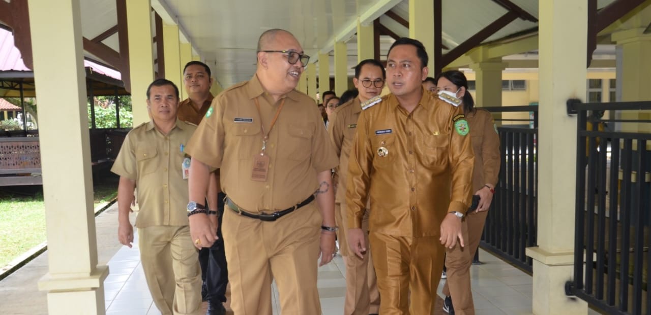 INSPEKSI: Bupati Kubar Frederick Edwin (depan kanan) didampingi Direktur RSUD HIS, I Nyoman Sumahardika (depan kiri) saat sidak ke RSUD Harapan Insan Sendawar.