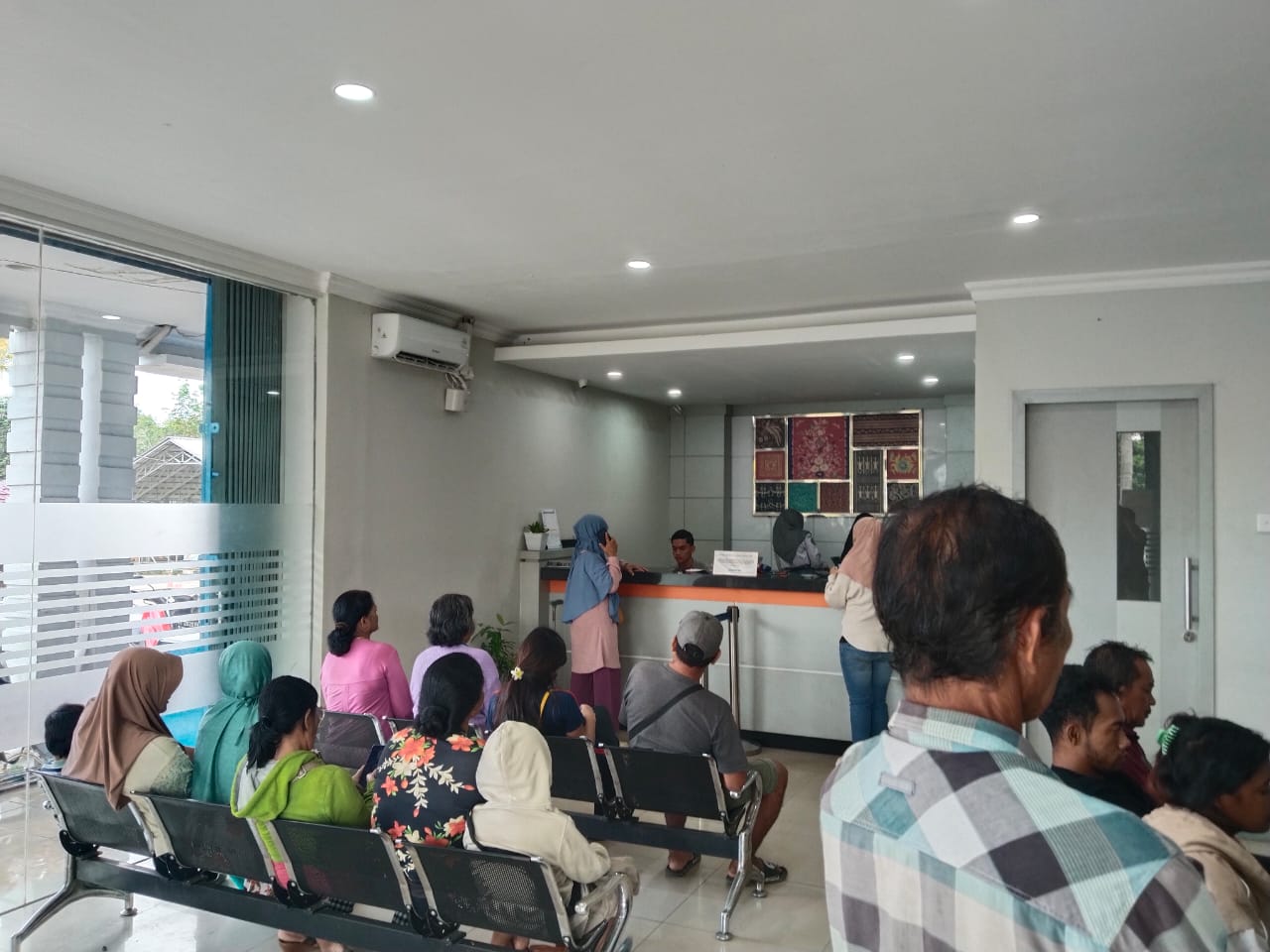 EFEK LIBUR PANJANG: Nasabah bank yang mempadati Kantor BRI Unit Barong Tongkok sejak pagi. (K SUNARDI/KP)
