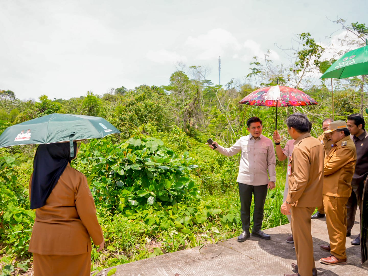 TINJAU LOKASI: Wali Kota Bontang Neni Moerniaeni melihat lahan milik pemkot yang akan dijadikan rumah jabatan baru wali kota, wakil wali kota, dan sekkot di sekitar Kantor Wali Kota, Bontang Lestari.