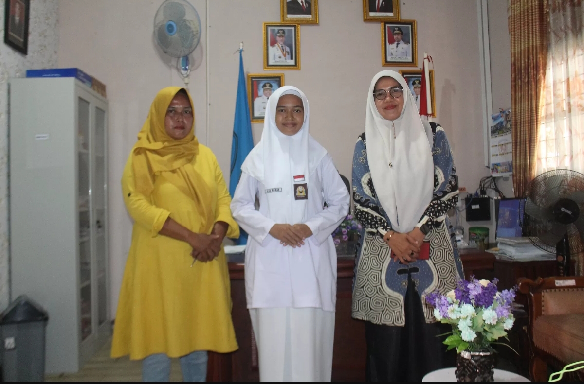 Alda Riawan, bersama kepala sekolah SMAN 1 Padangsago. (FOTO: PADANG EXPRESS)