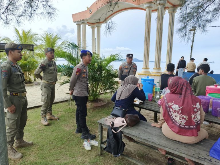 JAGA KEAMANAN: Personel Satpol PP PPU bersama aparat kepolisian menjamin ketertiban dan keamanan masyarakat saat dan pasca-Idulfitri 1446 Hijriah.