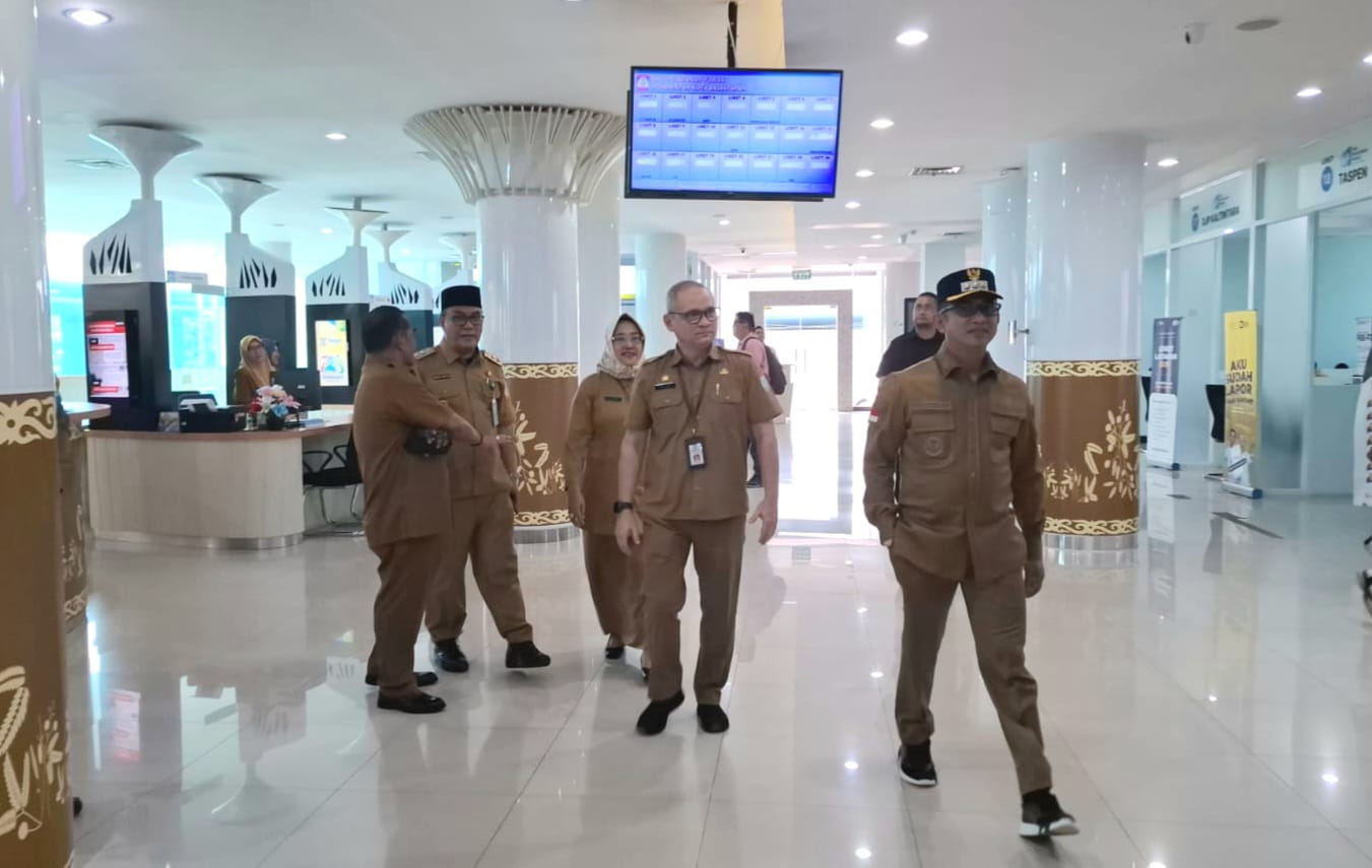 KUNJUNGAN: Wali Kota Balikpapan Rahmad Mas&rsquo;ud saat mengunjungi Kantor DPMPTSP Balikpapan usai libur Lebaran.