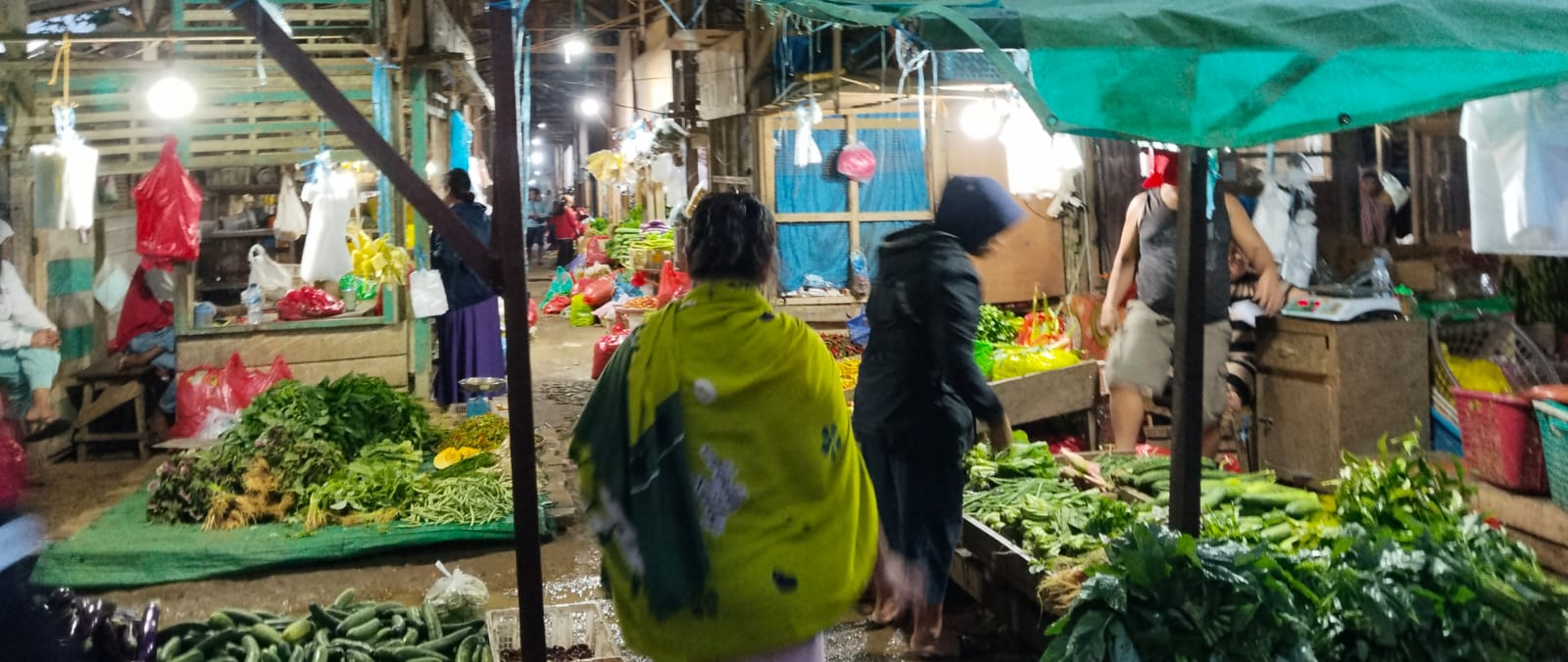 EKONOMI: Suasana di Pasar Jaras, Barong Tongkok, Kubar.