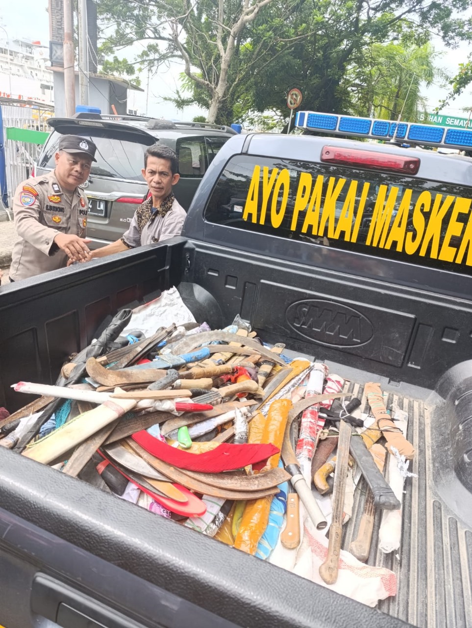 SAJAM: Barang berupa senjata tajam diperoleh petugas dari calon penumpang kapal di Pelabuhan Semayang.  &nbsp;