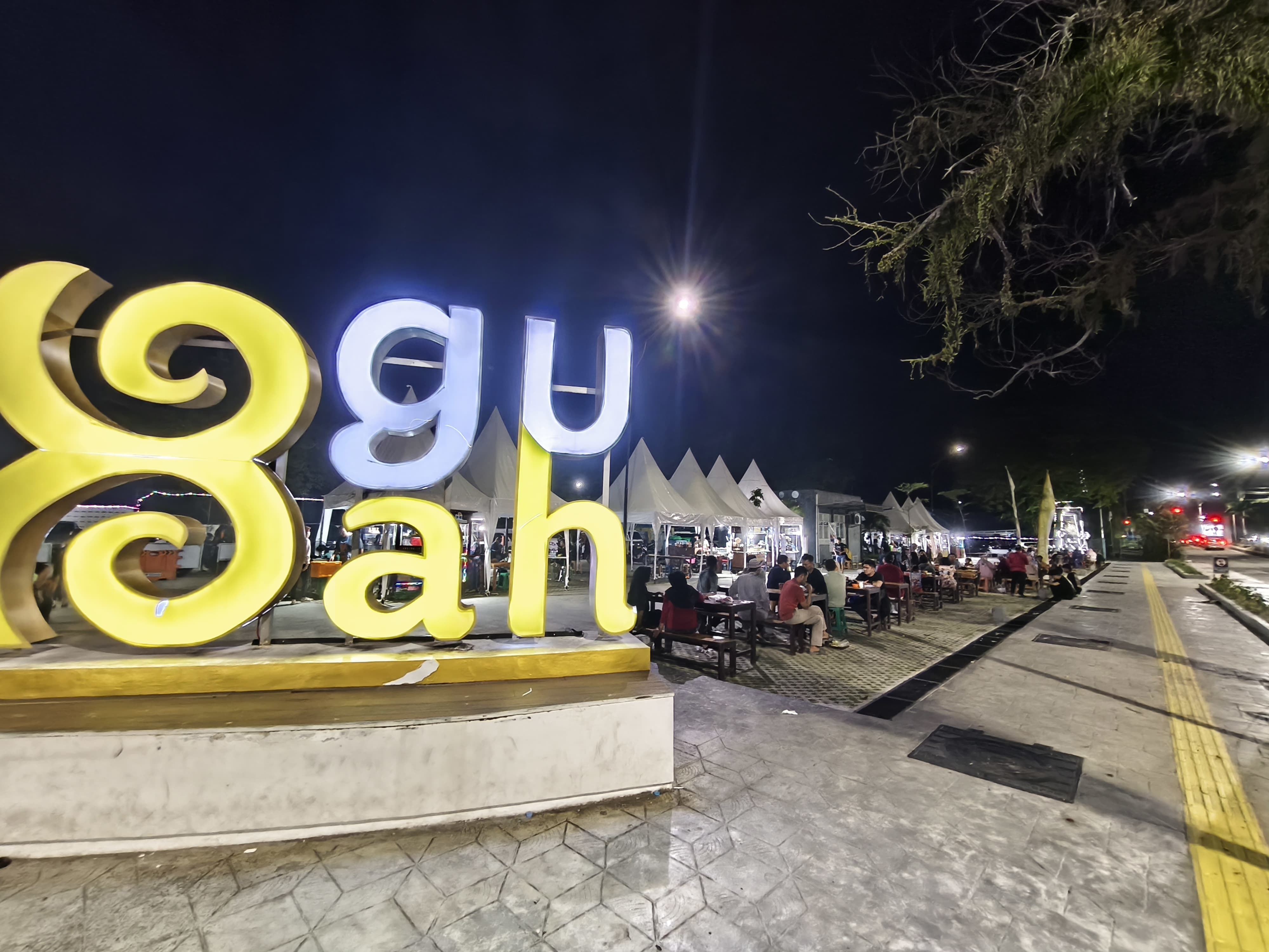 TERJANGKAU: Kafe Taman Gubah semakin dilirik pengunjung, konsep terbuka dan tertata menghadirkan nuansa berbeda.