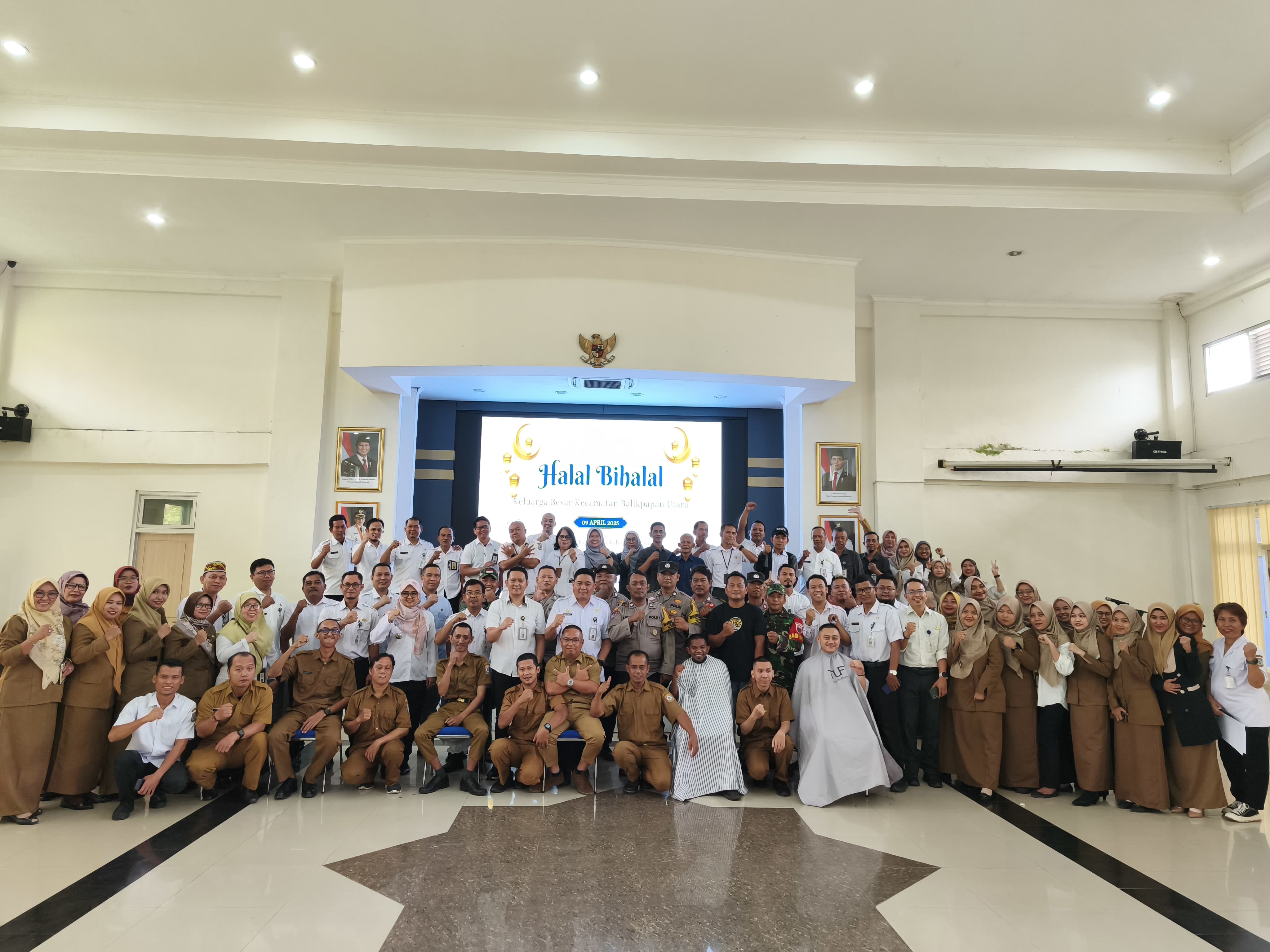 KOMPAK: Kebersamaan jajaran pegawai di wilayah Kecamatan Balikpapan Utara diabadikan di sela acara halal bihalal.