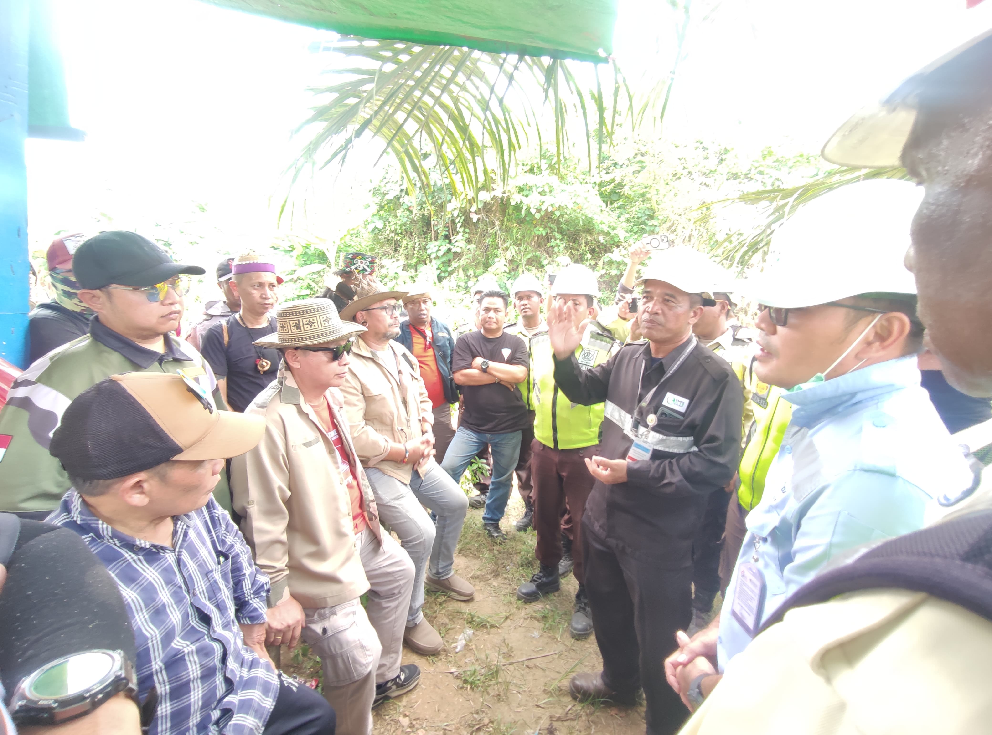 CARI KEJELASAN: Warga yang tergabung dalam kelompok tani CAL mendatangi perwakilan manajemen PT GAM di Desa Pengadan, Kecamatan Karangan, Kabupaten Kutai Timur,