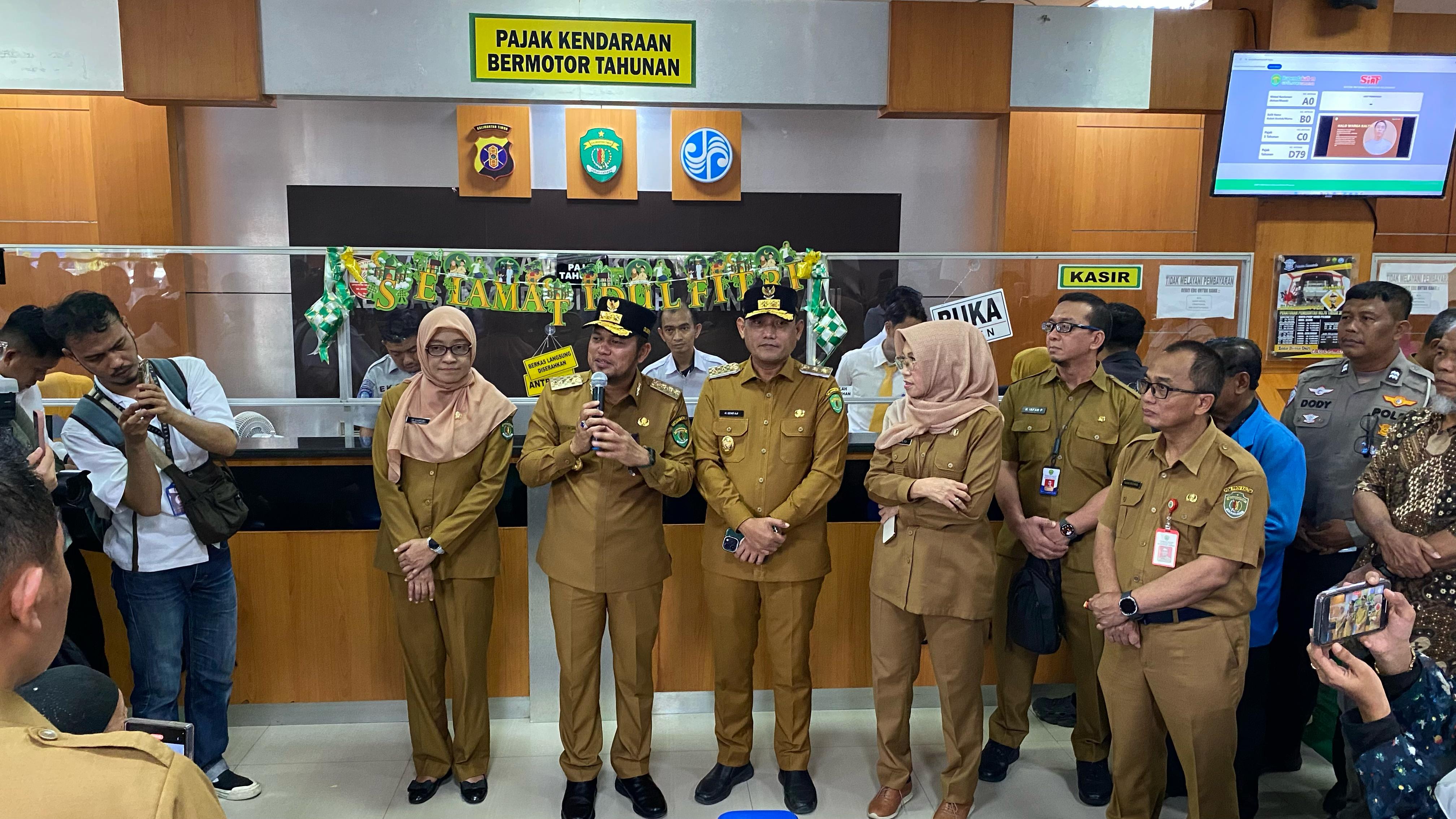 Gubernur Kaltim, Rudy Mas&rsquo;ud bersama Wakil Gubernur Kaltim, Seno Aji saat mengecek langsung program pemutihan PKB di Samsat Samarinda. Selasa (8/4). (FOTO: IST)