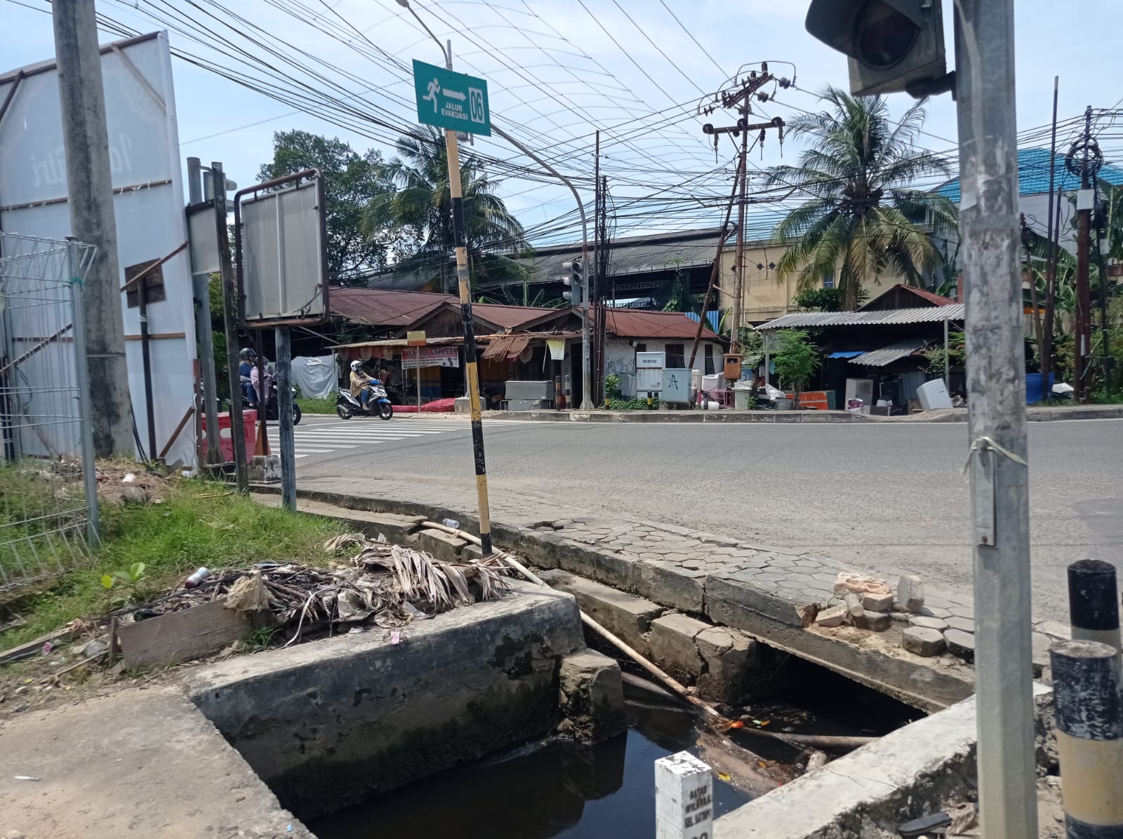MENYEMPIT: Saluran drainase di RT 25 Kelurahan Satimpo membutuhkan pelebaran untuk mengatasi permasalahan genangan air ketika curah hujan tinggi.