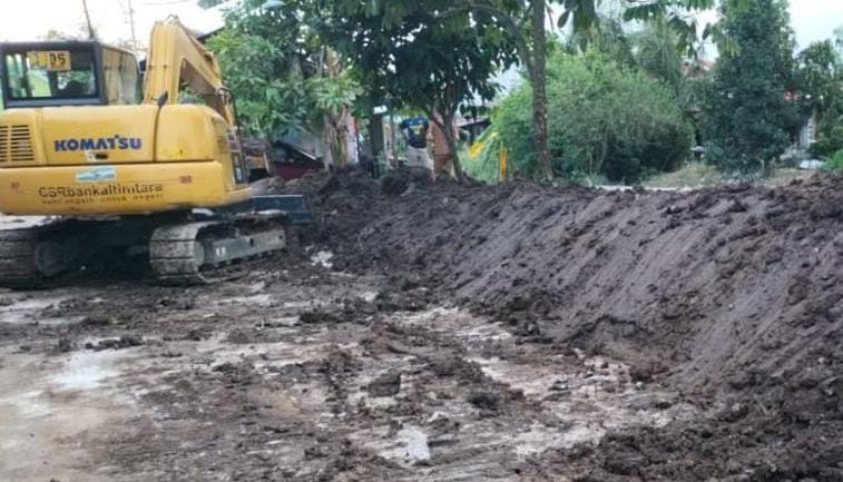 BELUM PERMANEN: Dinas PUPRK Bontang melakukan perbaikan sementara turap jebol di RT 7 Kelurahan Api-Api.