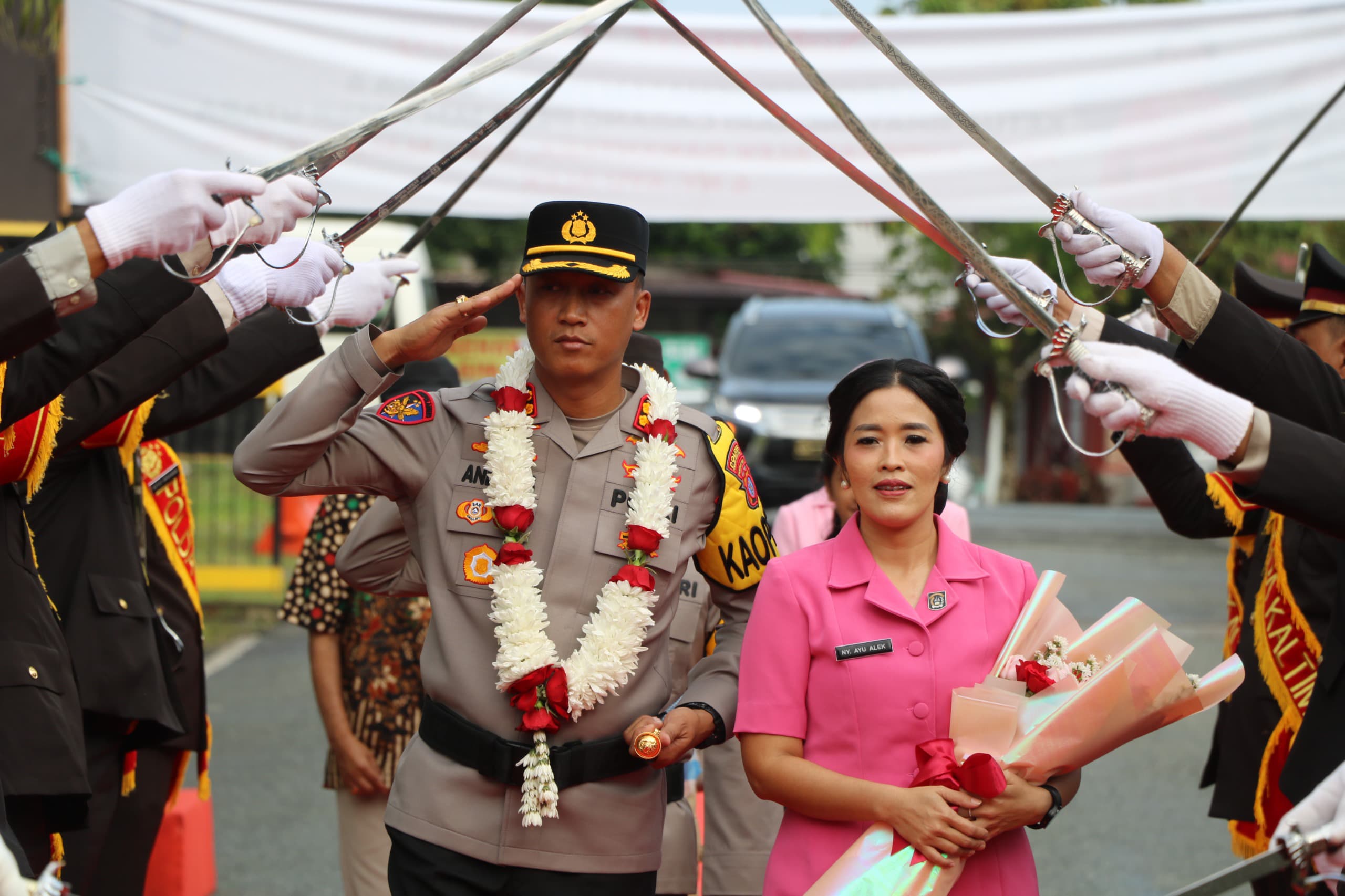 Penyambutan kapolres baru dengan pedang pora.