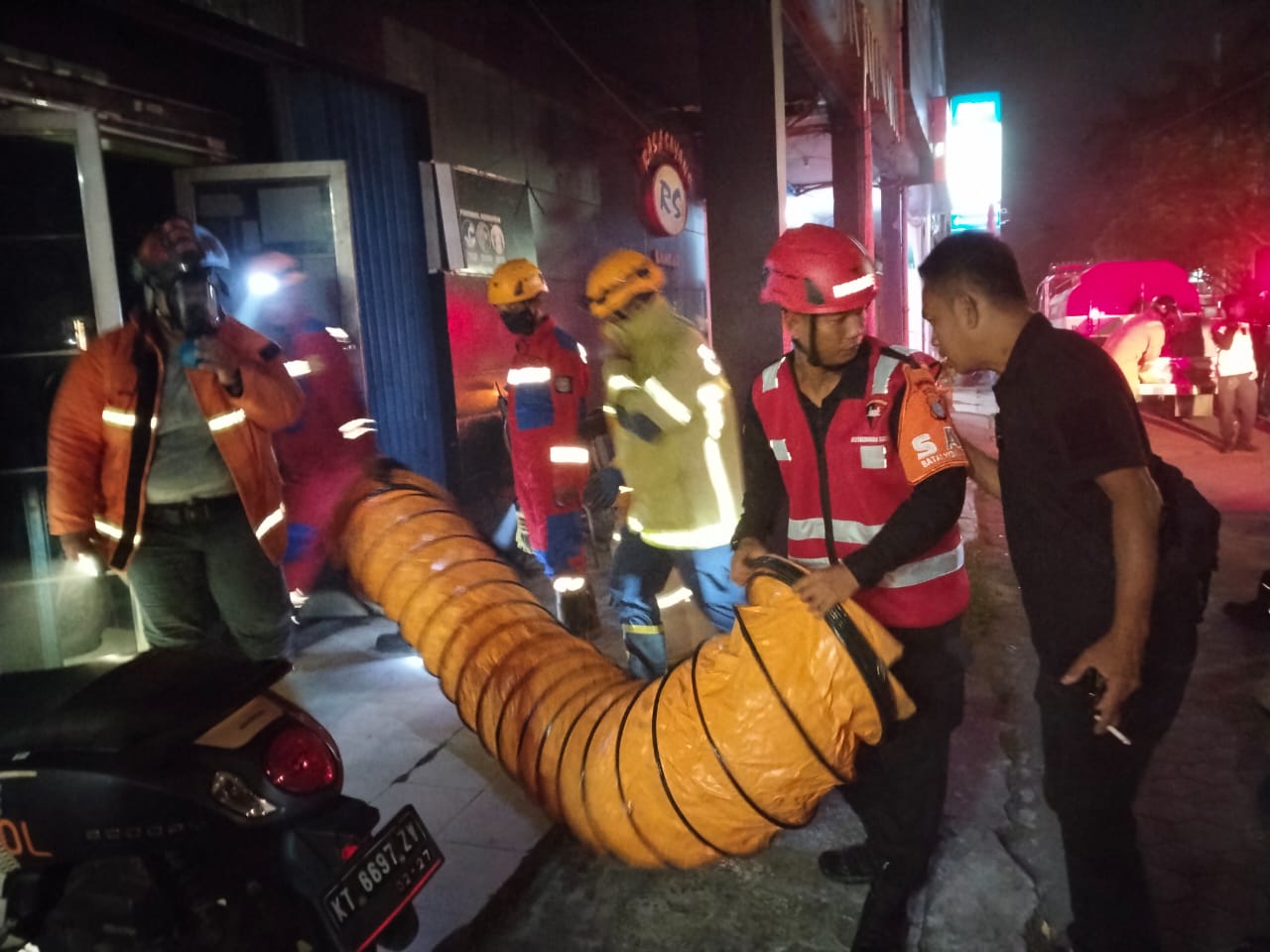 BIKIN WASWAS: Percikan api mengeluarkan asap mengepul di ruangan lantai satu Cafe Rasa Sayang, Selasa (8/4).