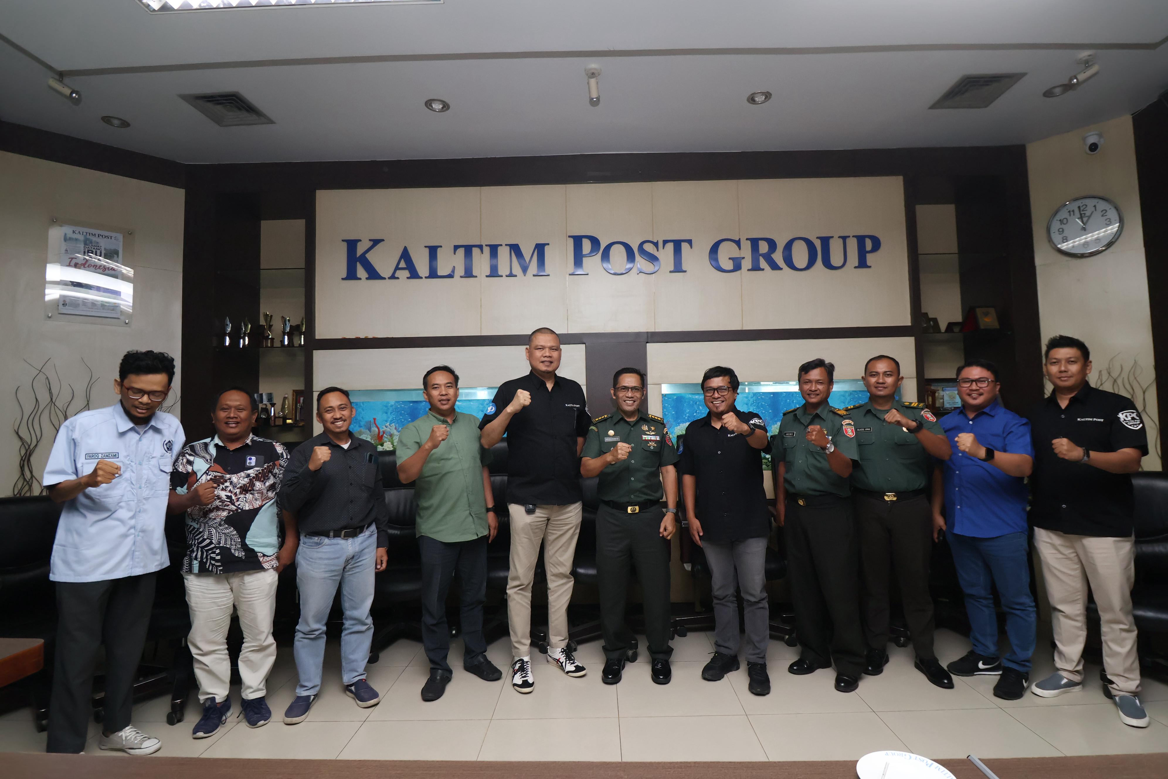 MITRA: Kapendam VI Mulawarman Kolonel Kav Kristiyanto didampingi Kaur Sipemedlek Kapt Infantry Hariyanto dan Paur Medonline Pendam VI Lettu CAJ Ihlasul Amal saat bersilaturahmi ke Gedung Biru.