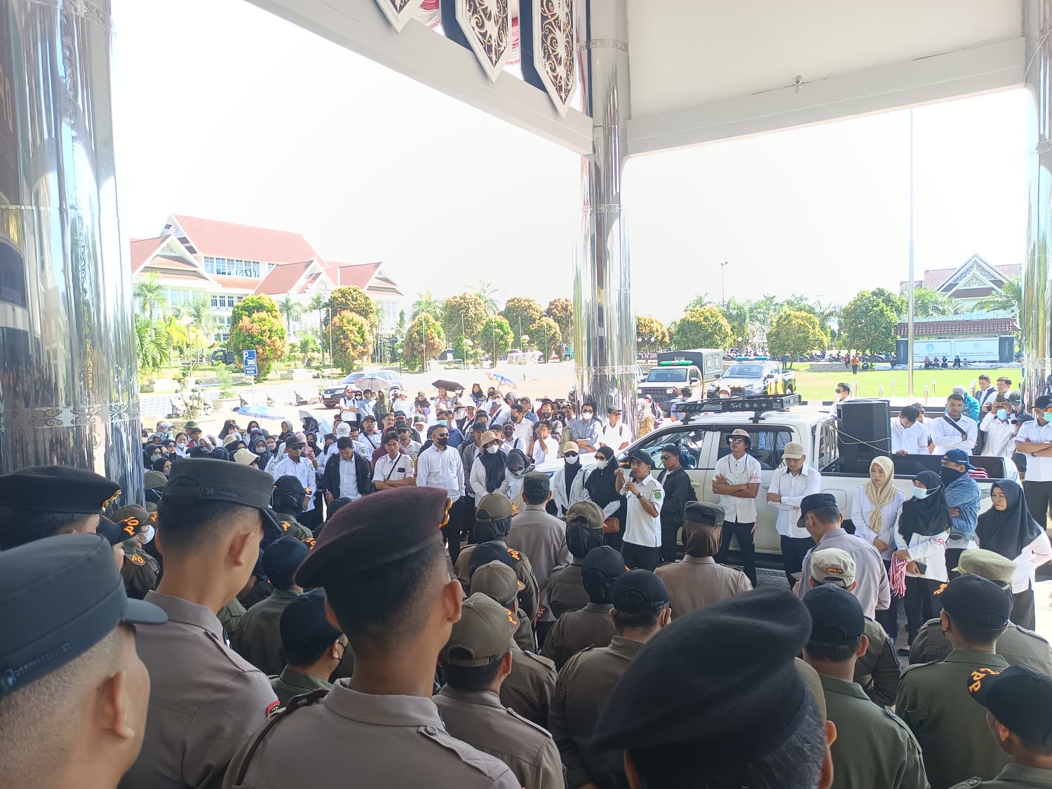 Aksi Damai Forum Komunikasi TK2D Kutai Timur di Kantor DPRD Kutai Timur,  18 Maret 2025.