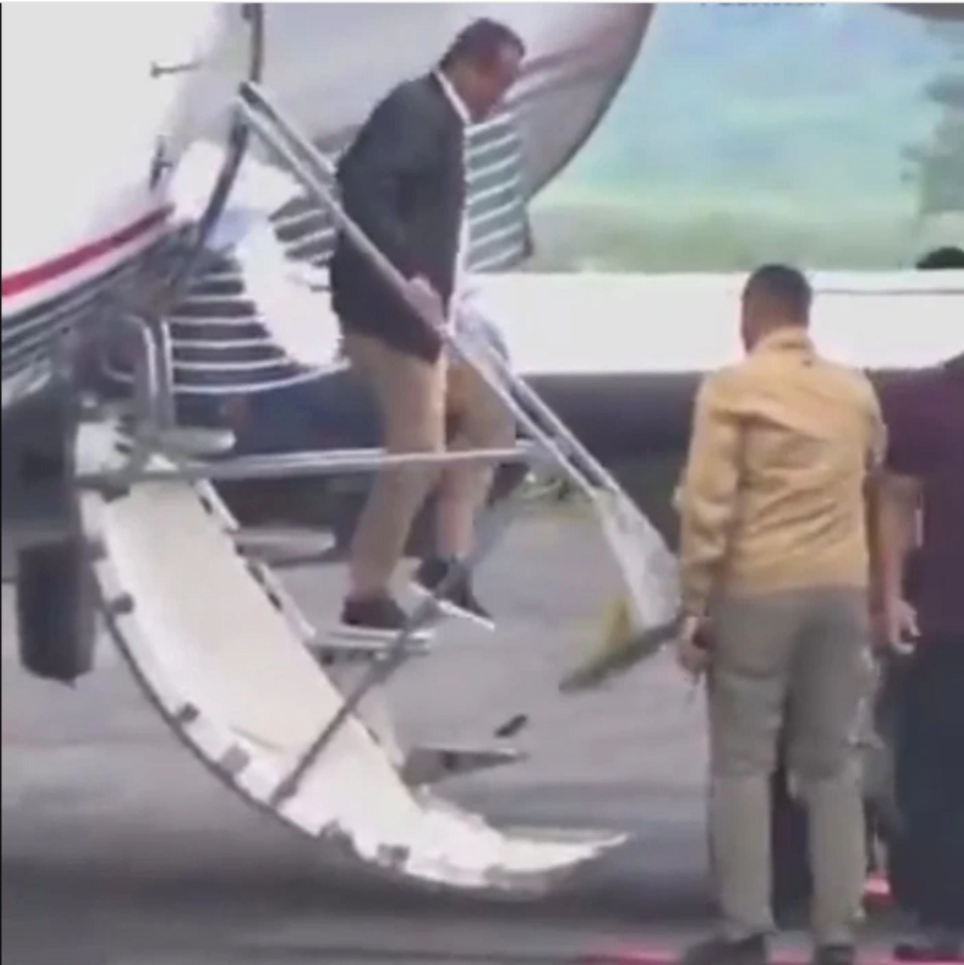 Bahlil Lahadalia terekam turun dari jet pribadi di Bandara Adi Soemarmo.