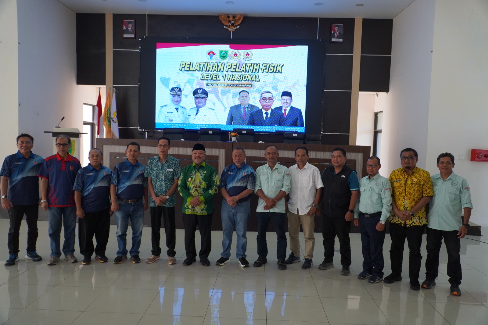 Wakil Bupati Berau Gamalis (keenam kiri) mengapresiasi pelatihan pelatih fisik level 1 nasional yang digagas KONI Kaltim.