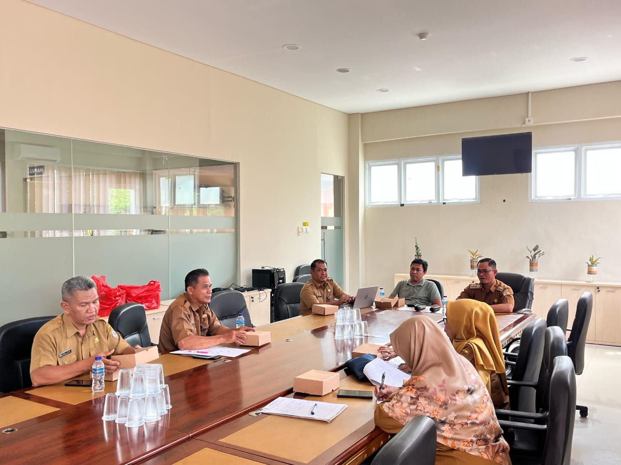 KOORDINASI:Kelurahan dan LPM Graha Indah berkoordinasi terkait zonasi pembagian wilayah untuk proses Sistem Penerimaan Murid Baru (SPMB)  bersama para kepala SD Negeri diwilayah Kelurahan Graha Indah.