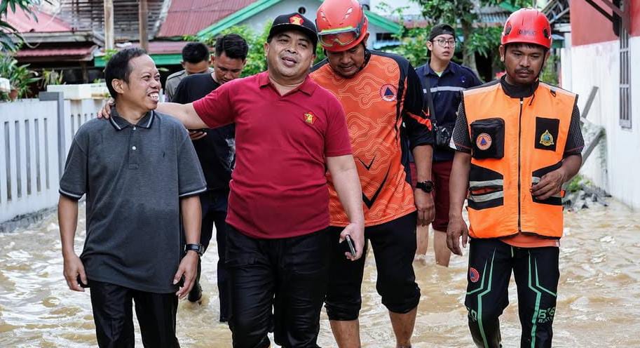 ATASI BANJIR: Wakil Wali Kota Bontang Agus Haris melakukan pemantuan penyebab terjadinya banjir di Kelurahan Guntung.
