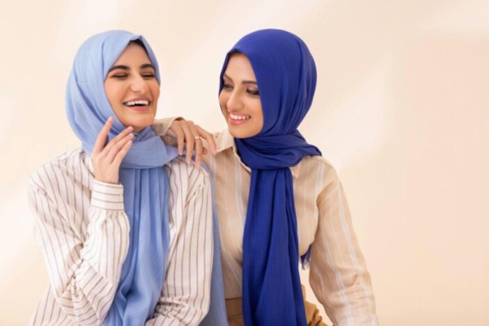 Ilustrasi dua wanita yang tengah berkumpul bersama.