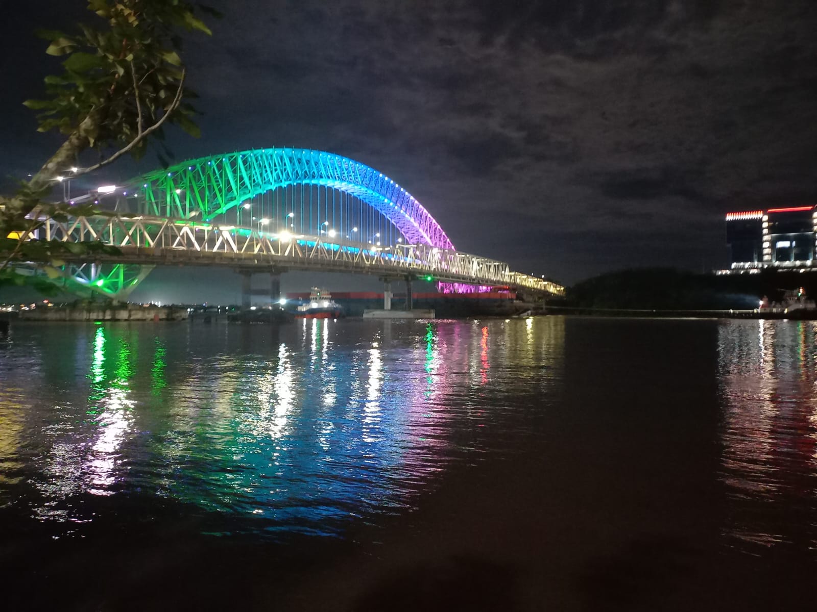 Warga dikejutkan oleh suara dentuman keras yang berasal dari arah Jembatan Mahakam I. Suara itu terdengar berulang dan mengganggu keheningan malam. (FOTO/EKO PRALISTIO)