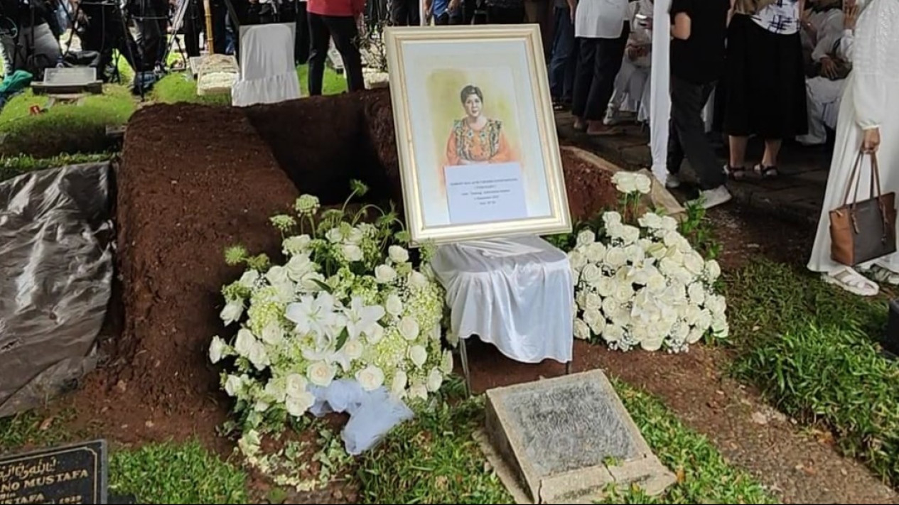 Makam Titiek Puspa di TPU Tanah Kusir, Bintaro.
