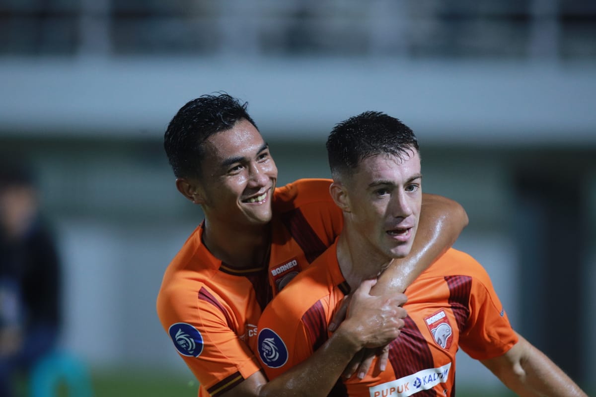 Mariano Peralta mencetak brace saat Borneo FC menahan imbang Persib 2-2.