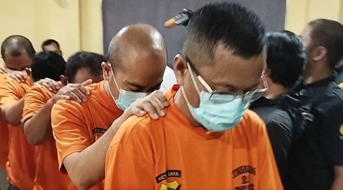Relationship Manager Garuda Indonesia Bayu Setio Aribowo bersama anggota jaringannya kini diamankan Polsek Metro Tanah Abang. (FOTO: IST)
