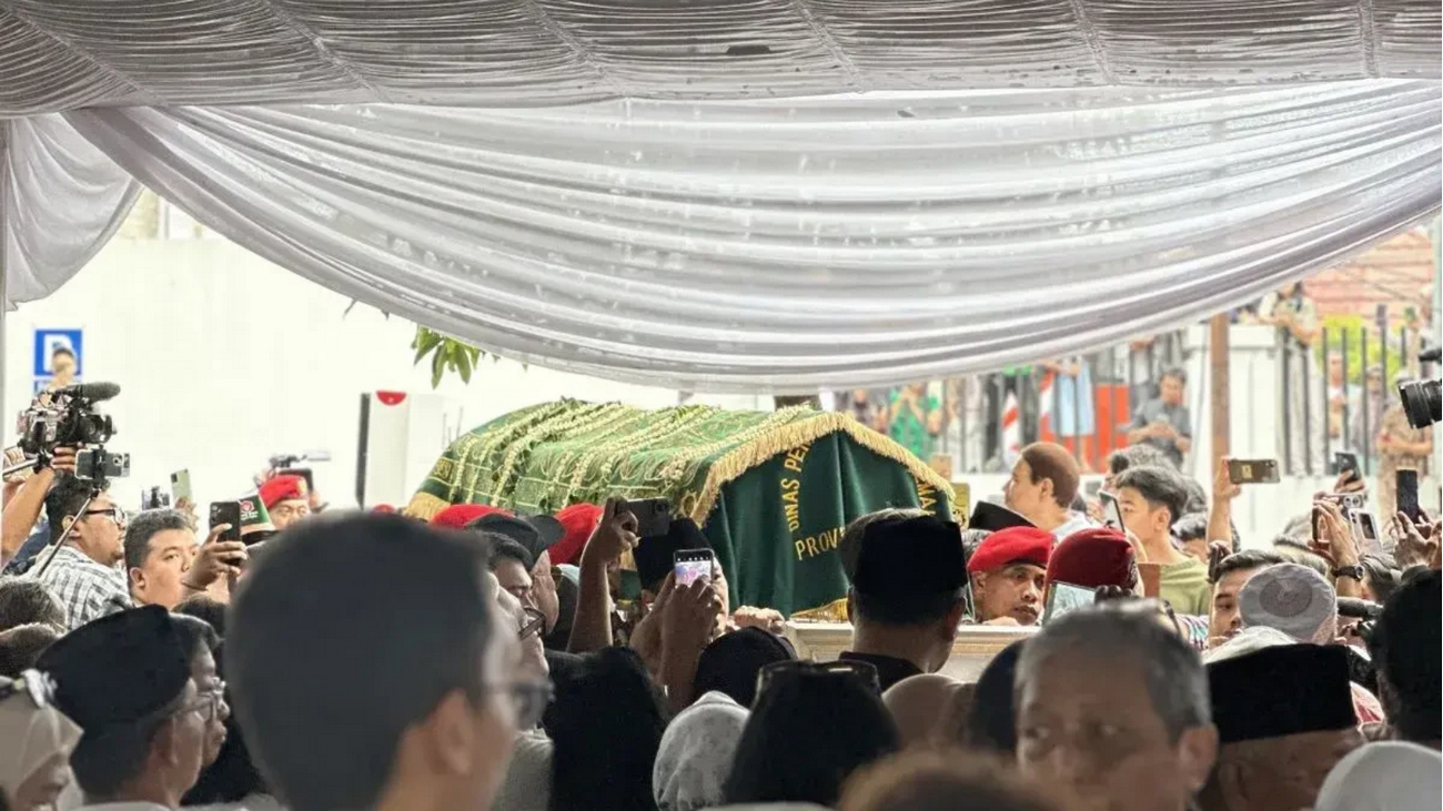 PERISTIRAHATAN TERAKHIR: Jenazah Titiek Puspa tiba di TPU Tanah Kusir, Jakarta Selatan, Jumat (11/4/2025).