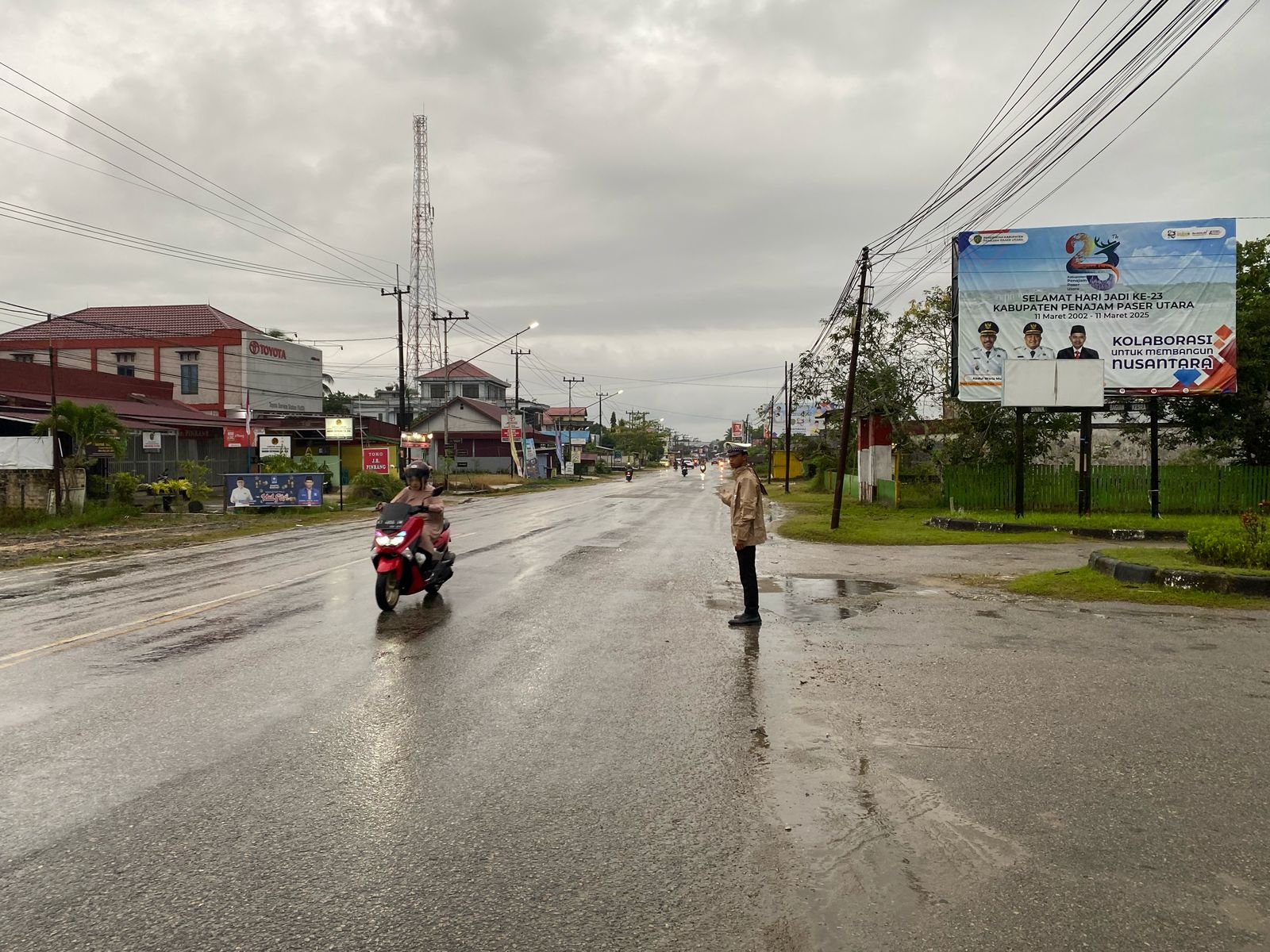 LICIN: Cuaca ekstrem menyebabkan jalan poros di PPU menjadi licin. Polres PPU mengingatkan pengguna jalan agar meningkatkan kehati-hatian dan kewaspadaan.