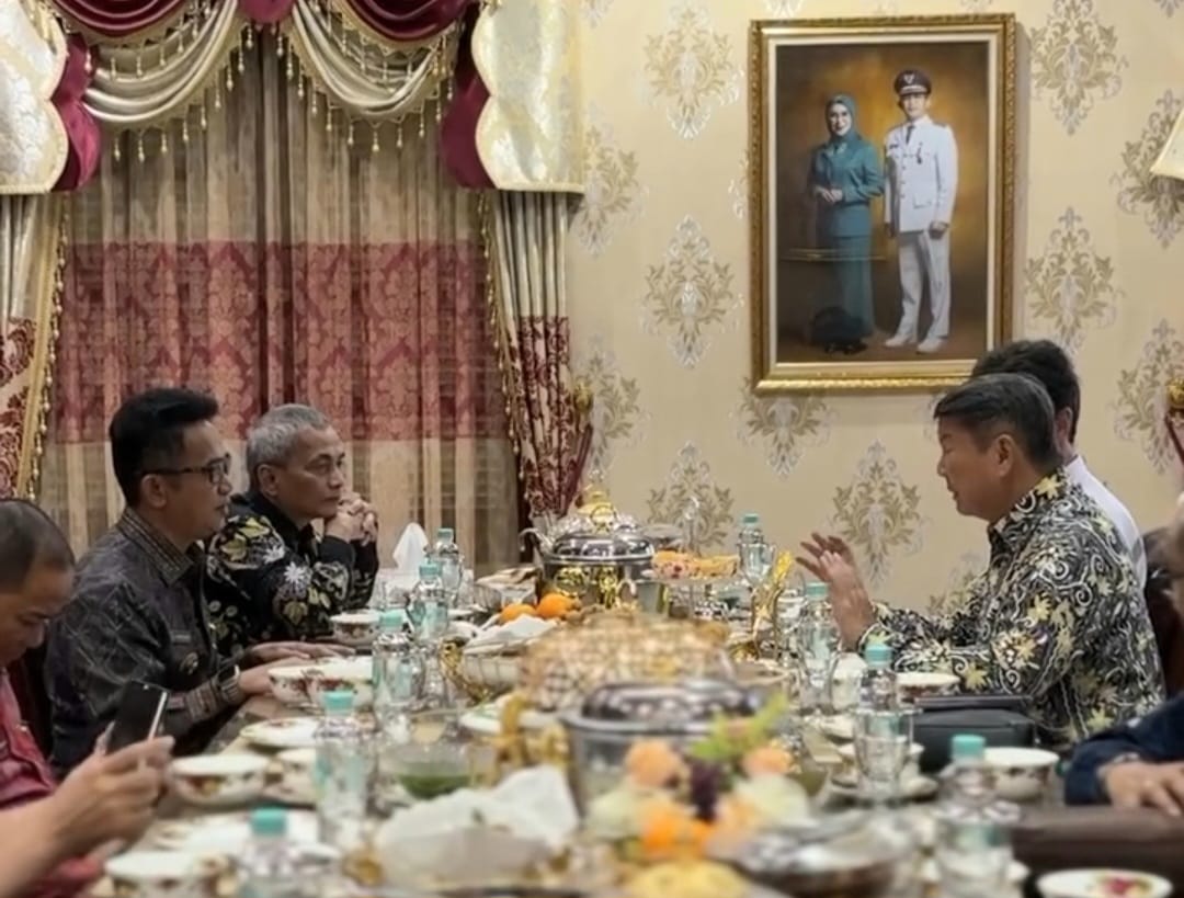 BANGUN SINERGI: Rahmad Mas&rsquo;ud menjamu Hashim S Djojohadikusumo sembari membicarakan solusi persoalan air bersih dan investasi di Balikpapan.