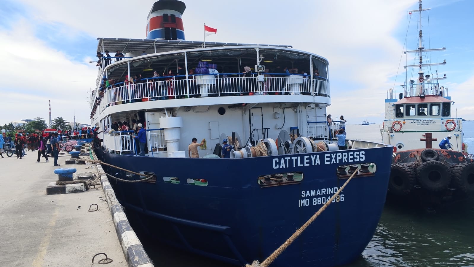 SANDAR: KM Cattleya Express milik PT Panca Merak Samudera tiba di Pelabuhan Loktuan dengan mengangkut 1.229 penumpang.