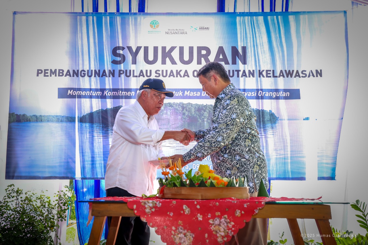 SYUKURAN: Kepala OIKN, Basuki Hadimuljono (kiri) dan Ketua Yayasan Arsari Djojohadikusumo, Hashim Djojohadikusumo saat syukuran dimulainya Pulau Kelawasan untuk suaka orangutan.