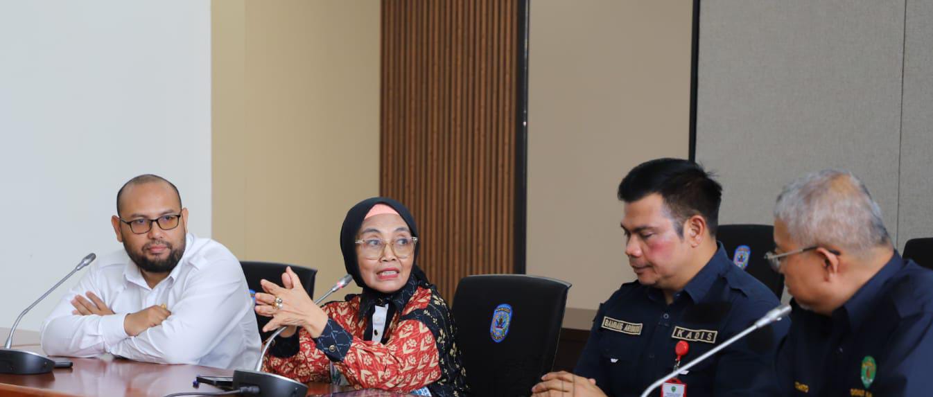 BERTEMU: Wali Kota Bontang Neni Moerniaeni (tengah) bertemu Kadis ESDM Kaltim Bambang Arwanto (kedua kanan), dan Kadis Kehutanan Kaltim Joko Istanto (kanan) pasca kunjungan lapangan. (ADIEL KHUNDARA)